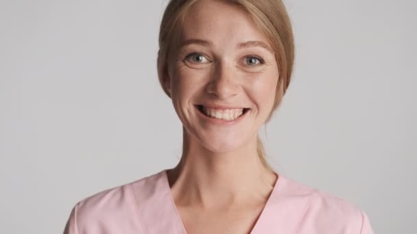 Retrato Jovem Muito Alegre Médico Feminino Feliz Olhando Câmera Sobre — Vídeo de Stock