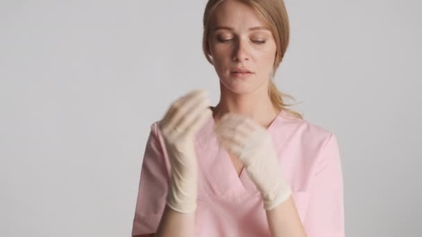 Junge Schöne Ärztin Trägt Medizinische Handschuhe Und Blickt Selbstbewusst Die — Stockvideo