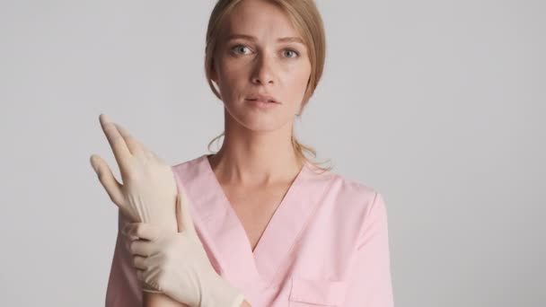 Ung Vacker Kvinnlig Läkare Tryggt Bär Medicinska Handskar Ler Kameran — Stockvideo