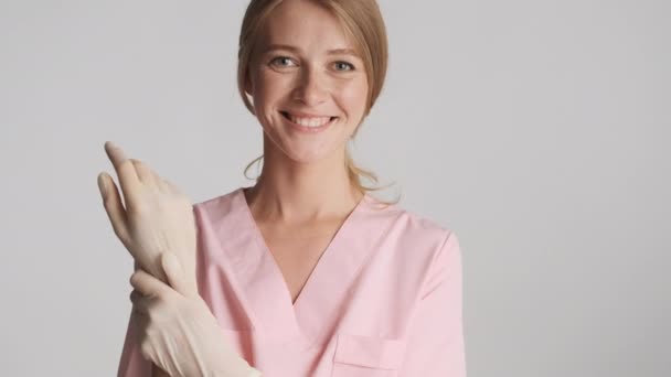 Bastante Médico Femenino Felizmente Usando Guantes Médicos Sonriendo Cámara Sobre — Vídeos de Stock