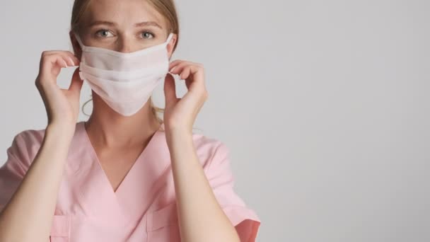 Ung Vacker Kvinnlig Läkare Tar Medicinsk Mask Och Drömmande Tittar — Stockvideo