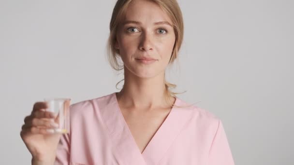 Belle Femme Médecin Offrant Des Pilules Médicales Regardant Avec Confiance — Video