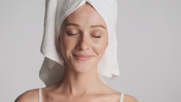 머리에 수건을 카메라를 아름다운 소녀의 — 비디오