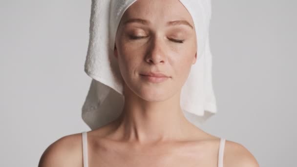 Portret Atrakcyjnej Pięknej Dziewczyny Ręcznikiem Głowie Zadziwiająco Wyglądającej Aparacie Szarym — Wideo stockowe