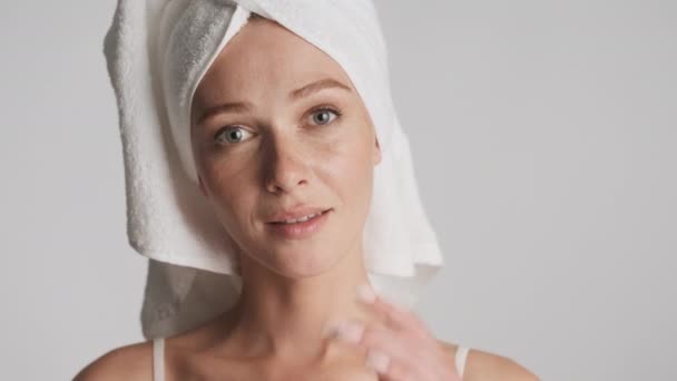 Junge Hinreißende Frau Mit Handtuch Auf Dem Kopf Berührt Ihr — Stockvideo