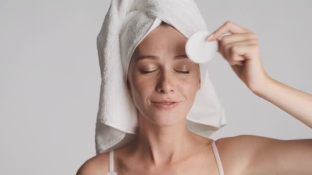 Giovane Donna Allegra Con Asciugamano Sulla Testa Mostrando Espressione Wow — Video Stock