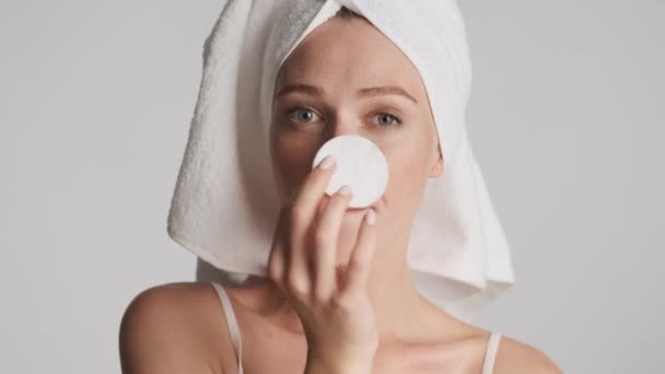Pretty Cheerful Girl Towel Head Cotton Sponge Hand Joyfully Posing — Stock Video
