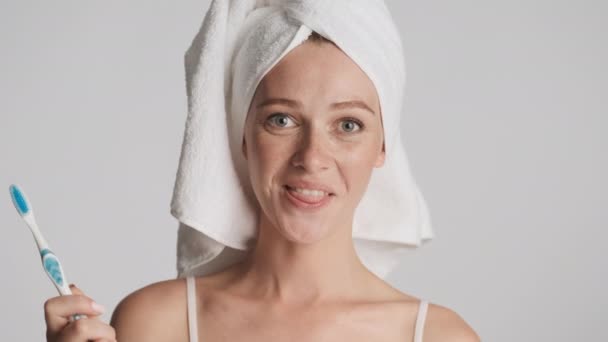 Attraente Ragazza Allegra Con Asciugamano Sulla Testa Spazzolino Denti Mano — Video Stock