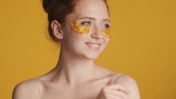 Portret Atrakcyjnej Dziewczyny Złotych Opaskach Oczach Pozującej Przed Kamerą Kolorowym — Wideo stockowe