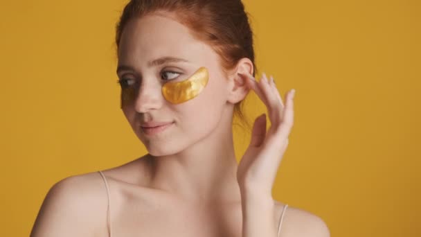 Altın Göz Bantlı Güzel Kız Renkli Arka Planda Kameraya Güvenle — Stok video
