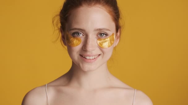 Gyönyörű Bájos Lány Arany Szem Foltok Boldogan Néz Kamera Felett — Stock videók