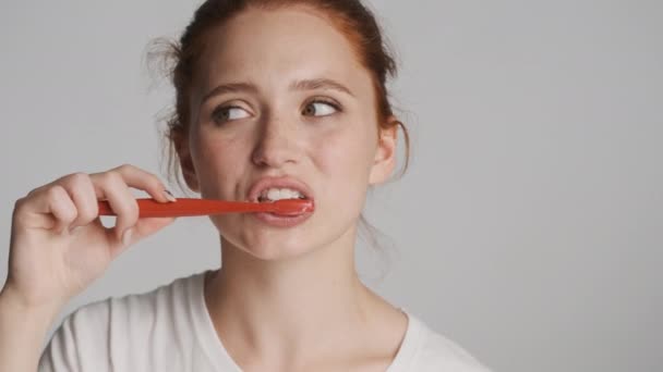 Zamknij Się Piękna Dziewczyna Szczęśliwie Myje Zęby Przed Kamerą Białym — Wideo stockowe