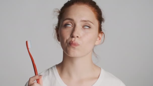 Retrato Menina Atraente Com Escova Dentes Posando Câmera Sobre Fundo — Vídeo de Stock