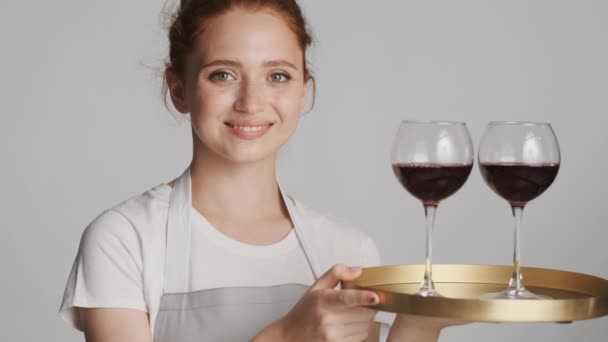 Närbild Vacker Säker Servitris Förkläde Håller Bricka Med Glas Rött — Stockvideo