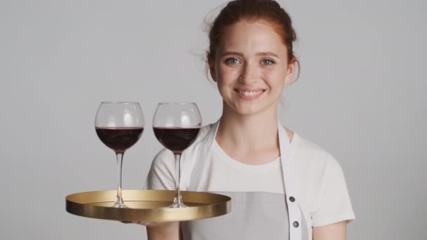 Досить Усміхнена Офіціантка Фартусі Тримає Лоток Червоним Вином Щасливо Дивлячись — стокове відео