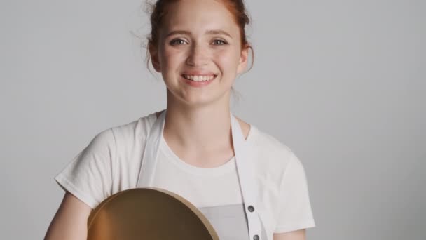 Önlüklü Güzel Bir Garsonun Portresi Tepsi Beyaz Arka Planda Mutlu — Stok video