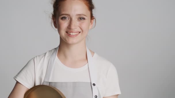 Retrato Camarera Atractiva Delantal Con Bandeja Felizmente Mirando Cámara Sonriendo — Vídeos de Stock