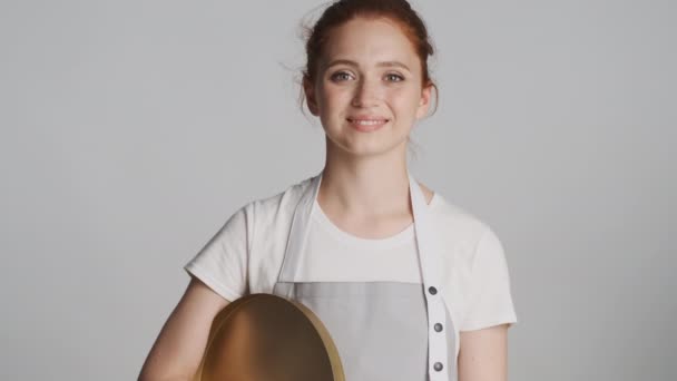 Atrakcyjna Kelnerka Fartuchu Tacą Uważnie Patrzącą Obiektyw Uśmiechającą Się Białym — Wideo stockowe