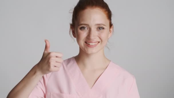 Joven Médico Bastante Seguro Mismo Mostrando Felizmente Pulgar Hacia Arriba — Vídeos de Stock