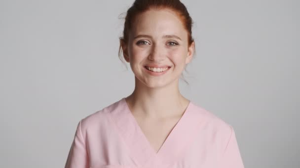 Joven Médico Seguro Hermoso Felizmente Mirando Cámara Sonriendo Sobre Fondo — Vídeos de Stock