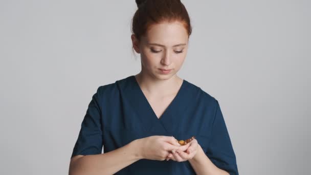 Retrato Atractiva Doctora Tomando Píldoras Médicas Sobre Fondo Blanco — Vídeos de Stock