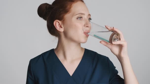 Retrato Atractiva Doctora Tomando Píldoras Médicas Bebiendo Agua Pura Sobre — Vídeos de Stock