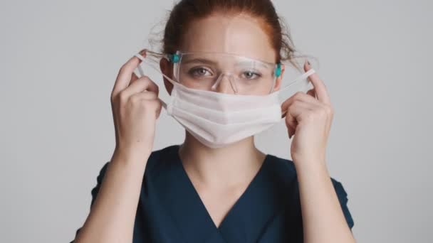 Jeune Médecin Attrayant Femme Enlever Les Lunettes Protection Masque Médical — Video