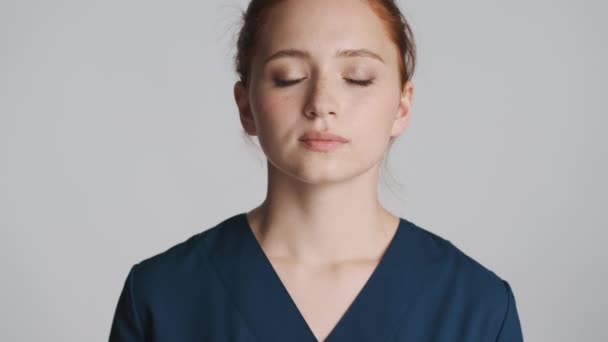 매력적 여의사가 카메라 앞에서 배경에 대하여 나타낸다 — 비디오