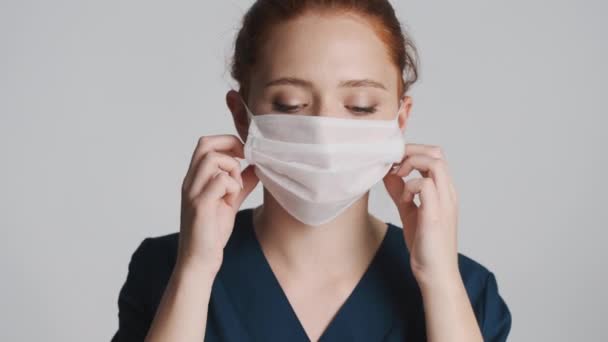 Jeune Belle Femme Médecin Fatigué Décoller Masque Médical Sourire Caméra — Video