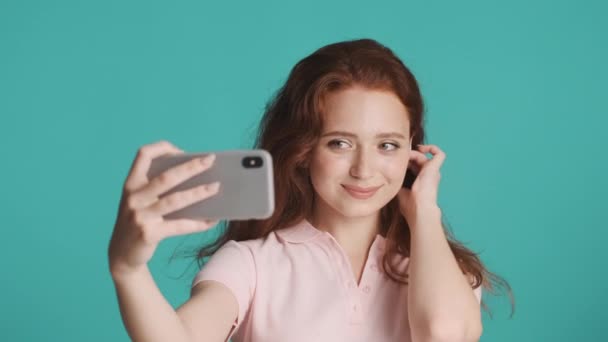 Bella Ragazza Rossa Carina Affascinante Prendendo Selfie Smartphone Sfondo Colorato — Video Stock