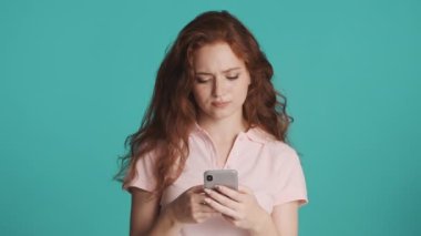 Akıllı telefon kullanan ve ne yazık ki renkli bir geçmişi olan çekici, sinir bozucu bir kızıl kız. Hoşnutsuz ifade