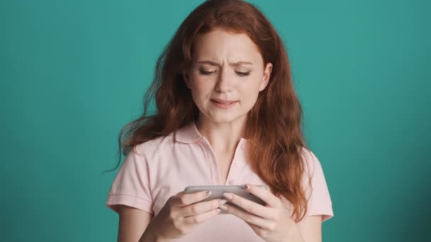 Çekici Heyecanlı Kızıl Saçlı Kız Renkli Arka Planda Akıllı Telefondan — Stok video