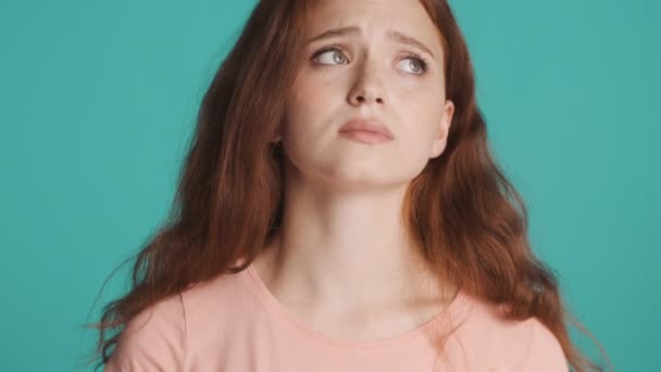 Close Beautiful Upset Redhead Girl Guiltily Looking Colored Background Ekspresi — Stok Video