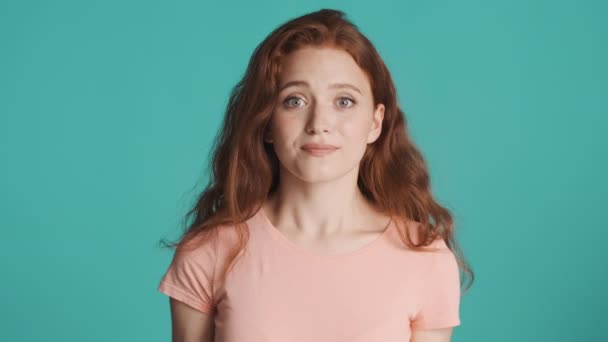 Όμορφη Έκπληκτος Συναισθηματική Κοκκινομάλλα Κορίτσι Ευτυχώς Ουρλιάζοντας Στην Κάμερα Πανηγυρίζοντας — Αρχείο Βίντεο