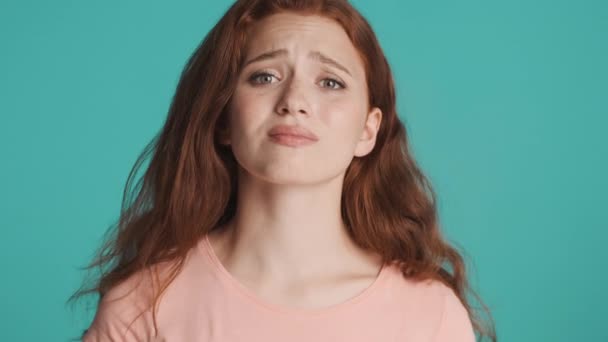 Vonzó Ideges Vörös Hajú Lány Félénken Néz Kamera Felett Színes — Stock videók
