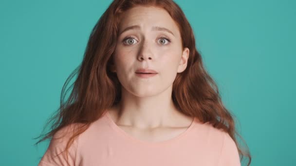 Porträtt Orolig Rödhårig Flicka Med Korsade Fingrar Förhoppningsvis Kameran Isolerad — Stockvideo