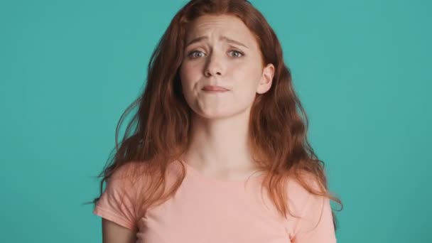 Vonzó Aggódó Vörös Hajú Lány Idegesen Nézi Körül Pózol Kamera — Stock videók