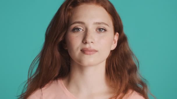 Portré Gyönyörű Aranyos Vörös Hajú Lány Mutatja Nyelv Kamera Elszigetelt — Stock videók