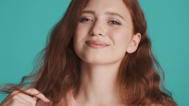 Feche Menina Ruiva Bonito Charmingly Posando Câmera Sobre Fundo Colorido — Vídeo de Stock