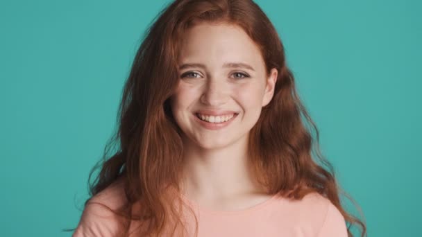 Egy Csinos Vörös Hajú Lány Portréja Aki Boldogan Mosolyog Kamera — Stock videók
