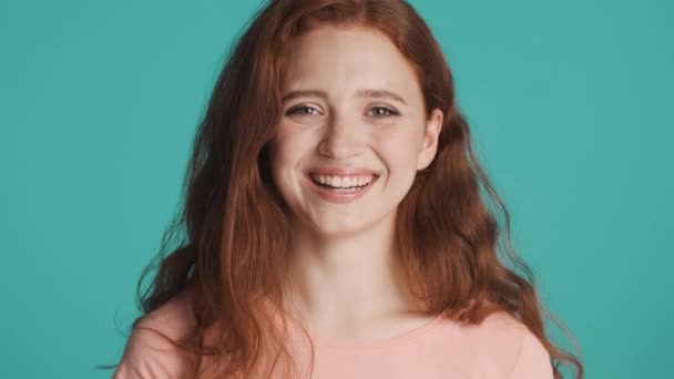 Portré Gyönyörű Vidám Vörös Hajú Lány Boldogan Néz Kamera Felett — Stock videók