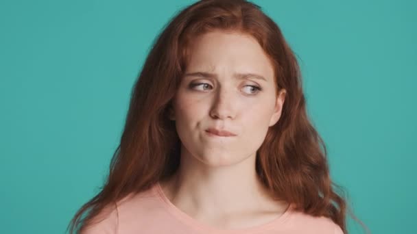 Portré Gyönyörű Gondolkodó Vörös Hajú Lány Harapás Ajkát Bemutatja Ötlet — Stock videók