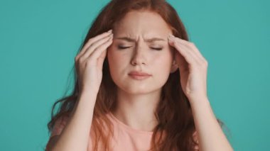 Hasta kızıl saçlı kızı kapat. Üzülerek kamerada baş ağrısı gösteriyor. Renkli bir geçmişi var.