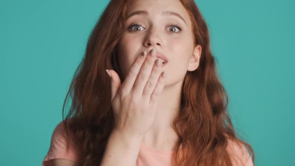 Krásná Okouzlující Zrzka Dívka Šťastně Posílá Vzdušný Polibek Kameru Přes — Stock video
