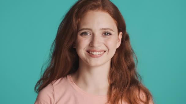 Csinos Mosolygós Vörös Hajú Lány Boldogan Mutatja Látni Később Gesztus — Stock videók