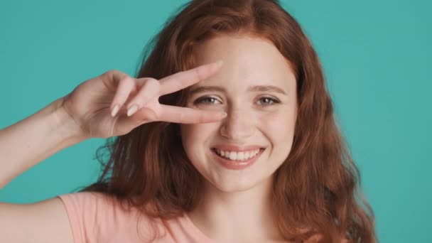 Close Hübsch Lächelnde Rothaarige Mädchen Glücklich Zeigt Friedensgeste Vor Der — Stockvideo
