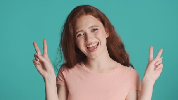 Όμορφη Κοκκινομάλλα Κορίτσι Χαρούμενα Δείχνει Χειρονομία Ειρήνης Στην Κάμερα Πάνω — Αρχείο Βίντεο