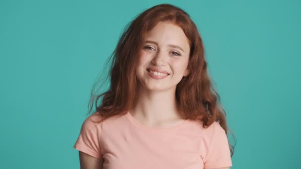Όμορφη Χαμογελαστή Κοκκινομάλλα Κορίτσι Δείχνει Ευτυχώς Χειρονομία Ειρήνης Στην Κάμερα — Αρχείο Βίντεο