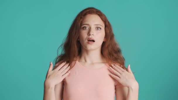 迷人的红头发女孩的肖像 双手在脸上挥动 在五彩斑斓的背景下感到灼热 — 图库视频影像