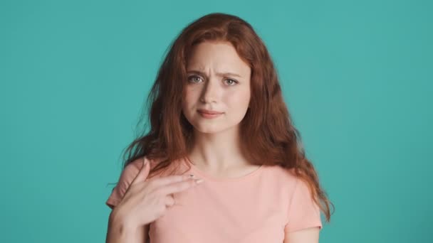 Çekici Kafası Karışık Kızıl Saçlı Kız Kendini Işaret Ediyor Kamerada — Stok video